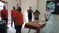 KETUA DPRD Badung Putu Parwata saat memantau kegiatan rapid test di Gereja Betlehem Untal-Untal, Dalung, Kuta Utara, Badung, Sabtu (19/7). Foto: ist KETUA DPRD Badung Putu Parwata saat memantau kegiatan rapid test di Gereja Betlehem Untal-Untal, Dalung, Kuta Utara, Badung, Sabtu (19/7). Foto: ist
