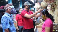 WAKIL Bupati Badung, I Ketut Suiasa saat membagikan pelindung wajah kepada para pedagang di Pasar Tradisional Desa Adat Sempidi-Kwanji, Sabtu (18/7). Foto: ist WAKIL Bupati Badung, I Ketut Suiasa saat membagikan pelindung wajah kepada para pedagang di Pasar Tradisional Desa Adat Sempidi-Kwanji, Sabtu (18/7). Foto: ist