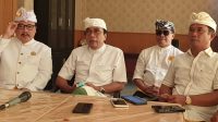 20200724_191644 IGN Agung Diatmika (dua kiri) memberi penjelasan tentang pencalonannya dengan Wayan Muntra (kanan) untuk berpaket menantang Giriasa di Pilkada Badung 2020. Foto: gus hendra