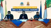 Foto: SMK TI BADUNG KEPALA SMK TI Bali Global Badung, I Made Indra Aribawa (tengah), saat membuka MPLS daring, Senin (13/7). Foto: ist