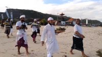 Foto: Bendesa dan Prajuru Desa Adat Kutuh Bersama Pangurus Pantai Pandawa dan Panitia New Normal Pantai Pandawa menggelar ritual Mapakelem di Pantai Foto: Bendesa dan Prajuru Desa Adat Kutuh Bersama Pangurus Pantai Pandawa dan Panitia New Normal Pantai Pandawa menggelar ritual Mapakelem di Pantai