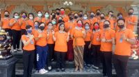 KETUA Yayasan Pendidikan Gita Asrama Mandala, I Wayan Cahyadi Adiguna (tengah), foto bersama Kasek Ni Ketut Sutarsih, dan Kasek Ni Kadek Bayu Sintha Sri Utami, serta guru-guru SMK Bali Dewata dan SMK Kesehatan Bali Dewata. Foto: tra KETUA Yayasan Pendidikan Gita Asrama Mandala, I Wayan Cahyadi Adiguna (tengah), foto bersama Kasek Ni Ketut Sutarsih, dan Kasek Ni Kadek Bayu Sintha Sri Utami, serta guru-guru SMK Bali Dewata dan SMK Kesehatan Bali Dewata. Foto: tra