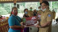 Foto: BANTUN UMKM BADUNG BUPATI Giri Prasta bersama Wabup Suiasa, Ketua DPRD Putu Parwata, Sekda Adi Arnawa saat menyerahkan bantuan secara simbolis bagi pelaku UMKM Objek Wisata di Wantilan Objek Wisata Sangeh, Selasa (7/7). Foto: ist Foto: BANTUN UMKM BADUNG BUPATI Giri Prasta bersama Wabup Suiasa, Ketua DPRD Putu Parwata, Sekda Adi Arnawa saat menyerahkan bantuan secara simbolis bagi pelaku UMKM Objek Wisata di Wantilan Objek Wisata Sangeh, Selasa (7/7). Foto: ist