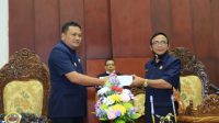 Foto : BUPATI GIANYAR SAMPAIKAN RPJ BUPATI Gianyar menyerahkan Rancangan Pertanggungjawaban APBD 2019 kepada Ketua DPRD Gianyar. Foto: adi Foto : BUPATI GIANYAR SAMPAIKAN RPJ BUPATI Gianyar menyerahkan Rancangan Pertanggungjawaban APBD 2019 kepada Ketua DPRD Gianyar. Foto: adi