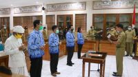 Foto : BUPATI SUWIRTA BUPATI Suwirta melantik empat pejabat RSUD Gema Santi Nusa Penida di Ruang Rapat Praja Mandala, Senin (27/7). Foto: baw Foto : BUPATI SUWIRTA BUPATI Suwirta melantik empat pejabat RSUD Gema Santi Nusa Penida di Ruang Rapat Praja Mandala, Senin (27/7). Foto: baw