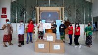 WABUP Suiasa saat menerima bantuan 100 set APD dari Telkomsel di Posko Induk Gugus Tugas Gedung Command Center Puspem Badung, Kamis (16/7). Foto: ist WABUP Suiasa saat menerima bantuan 100 set APD dari Telkomsel di Posko Induk Gugus Tugas Gedung Command Center Puspem Badung, Kamis (16/7). Foto: ist