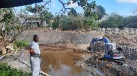 BENDESA Adat Kutuh, Nyoman Mesir, memantau penataan alur sungai tadah hujan di sisi barat pintu masuk Pantai Pandawa. Foto: ist BENDESA Adat Kutuh, Nyoman Mesir, memantau penataan alur sungai tadah hujan di sisi barat pintu masuk Pantai Pandawa. Foto: ist
