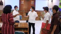 Foto : GTPP KLUNGKUNG TIM Gugus Tugas Percepatan Penanganan Covid-19 Klungkung membahas persiapan pemberlakuan tatanan kehidupan baru di ruang rapat Praja Mandala Kantor Bupati Klungkung, Rabu (8/7). Foto: baw Foto : GTPP KLUNGKUNG TIM Gugus Tugas Percepatan Penanganan Covid-19 Klungkung membahas persiapan pemberlakuan tatanan kehidupan baru di ruang rapat Praja Mandala Kantor Bupati Klungkung, Rabu (8/7). Foto: baw
