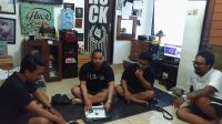 Foto: HUCK DISTRO PENDIRI Huck Distro saat berbincang dengan wakil Ketua LPM Legian, Ketut Sentanu. Foto: gay Foto: HUCK DISTRO PENDIRI Huck Distro saat berbincang dengan wakil Ketua LPM Legian, Ketut Sentanu. Foto: gay