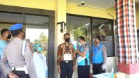 PEMERIKSAAN administrasi kepada peserta seleksi calon anggota Polri di Lobi Polres Klungkung, Jumat (3/7). Foto: ist PEMERIKSAAN administrasi kepada peserta seleksi calon anggota Polri di Lobi Polres Klungkung, Jumat (3/7). Foto: ist