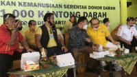 IMG_5580 SUGAWA Korry menyimak serius obrolan dengan AA Ngurah Rai Iswara saat acara donor darah di DPD Partai Golkar Bali, Minggu (12/7/2020). Kehadiran Rai Iswara yang kencang disebut sebagai kandidat Golkar di Pilkada Denpasar, membuat acara donor darah rasa pamer calon pilkada. Foto: gus hendra