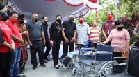 Foto: KURSI RODA BUPATI Gianyar, Made Mahayastra, menyerahkan bantuan kursi roda kepada sembilan orang berkebutuhan khusus. Foto: adi Foto: KURSI RODA BUPATI Gianyar, Made Mahayastra, menyerahkan bantuan kursi roda kepada sembilan orang berkebutuhan khusus. Foto: adi