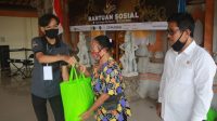 Foto: MAHASISWA TI UNUD Mahasiswa TI, Ubud menyerahkan bantuan sembako kepada lansia di Desa Siangan, Gianyar. Foto: adi Foto: MAHASISWA TI UNUD Mahasiswa TI, Ubud menyerahkan bantuan sembako kepada lansia di Desa Siangan, Gianyar. Foto: adi