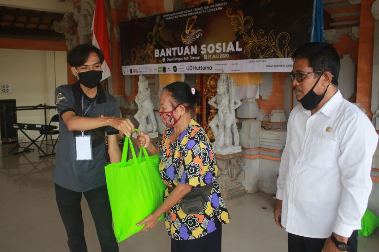 Foto: MAHASISWA TI UNUD Mahasiswa TI, Ubud menyerahkan bantuan sembako kepada lansia di Desa Siangan, Gianyar. Foto: adi