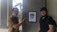 Foto: NYOMAN Rudiarta (kiri) menunjukkan kode QR yang dipasang di pintu masuk utama kantor Camat Kuta. Foto: gay Foto: NYOMAN Rudiarta (kiri) menunjukkan kode QR yang dipasang di pintu masuk utama kantor Camat Kuta. Foto: gay