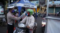 Foto: PASAR KIDUL PERSONEL kepolisian mengecek suhu pengunjung Pasar Kidul. Kini setiap pengunjung Pasar Kidul wajib mematuhi protokol kesehatan. Foto: gia Foto: PASAR KIDUL PERSONEL kepolisian mengecek suhu pengunjung Pasar Kidul. Kini setiap pengunjung Pasar Kidul wajib mematuhi protokol kesehatan. Foto: gia