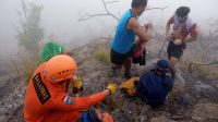 Foto: PENDAKI GUNUNG AGUNG PROSES evakuasi dua pendaki Gunung Agung yang ditemukan dalam kondisi selamat, pada ketinggian 2.600 Mdpl. Foto: ist Foto: PENDAKI GUNUNG AGUNG PROSES evakuasi dua pendaki Gunung Agung yang ditemukan dalam kondisi selamat, pada ketinggian 2.600 Mdpl. Foto: ist