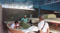 Foto: PERAHU CEPAT USAHA pembuatan perahu cepat (speed boat) fiberglass yang digeluti I Komang Suardana di Dusun Yeh Kali, Desa Seraya Tengah, Karangasem. Foto: nad Foto: PERAHU CEPAT USAHA pembuatan perahu cepat (speed boat) fiberglass yang digeluti I Komang Suardana di Dusun Yeh Kali, Desa Seraya Tengah, Karangasem. Foto: nad