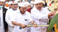GUBERNUR I Wayan Koster menusukkan keris dalam ritual nuwek bagia pula kerti sebagai rangkaian upacara pemahayu jagat di Pura Besakih, Minggu (5/7). Upacara ini untuk memohon anugerah terkait penerapan tatanan kehidupan era baru masyarakat Bali yang produktif dan aman Covid-19. Foto: ist GUBERNUR I Wayan Koster menusukkan keris dalam ritual nuwek bagia pula kerti sebagai rangkaian upacara pemahayu jagat di Pura Besakih, Minggu (5/7). Upacara ini untuk memohon anugerah terkait penerapan tatanan kehidupan era baru masyarakat Bali yang produktif dan aman Covid-19. Foto: ist