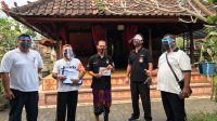 PHOTO-2020-07-19-00-13-29 KETUA KPU Badung, I Wayan Semara Cipta (tengah), usai pelaksanaan coklit serentak di rumah warga, Sabtu (18/7/2020). Foto: Ist
