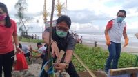 BUPATI Giri Prasta saat menanam pohon cemara udangsecara simbolis bersama Wabup Suiasa; Sekda Adi Arnawa dan Anggota DPRD Kabupaten Badung dari Dapil Kuta di Pantai Seminyak, Jumat (3/7). Foto: ist BUPATI Giri Prasta saat menanam pohon cemara udangsecara simbolis bersama Wabup Suiasa; Sekda Adi Arnawa dan Anggota DPRD Kabupaten Badung dari Dapil Kuta di Pantai Seminyak, Jumat (3/7). Foto: ist