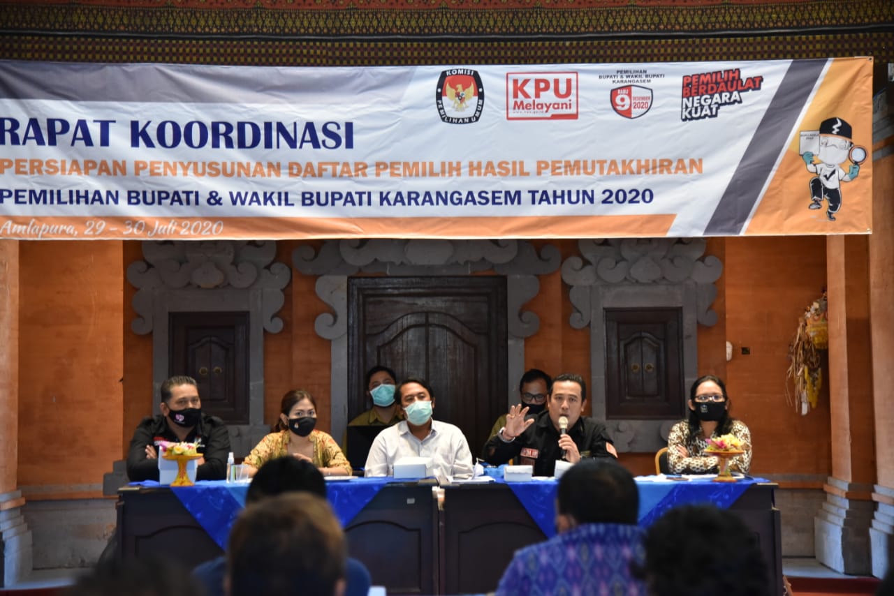 RAPAT koordinasi KPU Karangasem membahas tahapan coklit yang sedang berlangsung, Rabu (29/7/2020). Foto: Ist