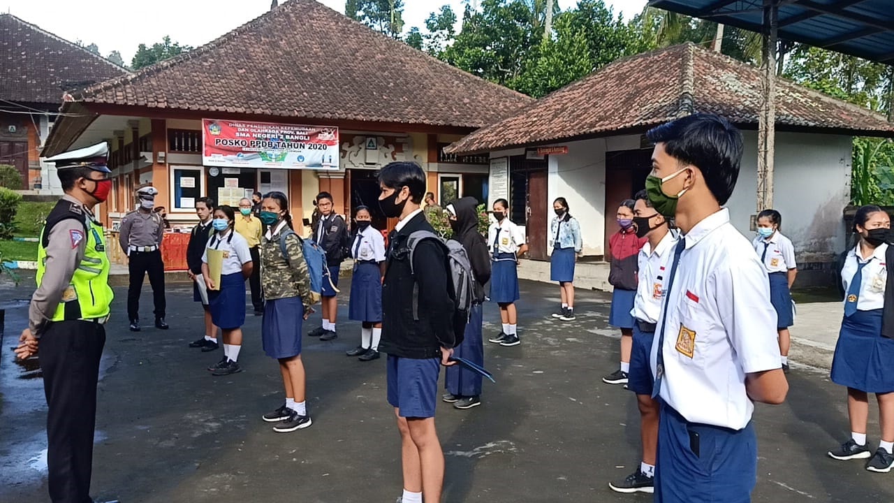 Foto: SATLANTAS POLRES BANGLI SATLANTAS Polres Bangli turun ke sekolah mengimbau siswa disiplin menerapkan protokol kesehatan. Foto: gia