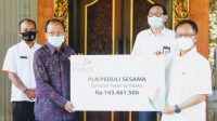 Foto: SEMBAKO PLN GUBERNUR Bali, Wayan Koster menerima bantuan paket sembako Program PLN Peduli Sesama secara simbolis dari GM PLN UID Bali, Adi Priyanto di Rumah Jabatan Gubernur Bali, Jaya Sabha Denpasar, Rabu (29/7). Foto: ist Foto: SEMBAKO PLN GUBERNUR Bali, Wayan Koster menerima bantuan paket sembako Program PLN Peduli Sesama secara simbolis dari GM PLN UID Bali, Adi Priyanto di Rumah Jabatan Gubernur Bali, Jaya Sabha Denpasar, Rabu (29/7). Foto: ist