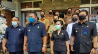 Foto: TAMBAH ROMBEL BUPATI Gianyar memberikan keterangan kepada media terkait tercecernya siswa dalam PPDB SMA. Foto: adi Foto: TAMBAH ROMBEL BUPATI Gianyar memberikan keterangan kepada media terkait tercecernya siswa dalam PPDB SMA. Foto: adi