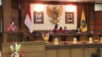 WAGUB Cok Ace saat membacakan pidato Gubernur Wayan Koster dalam Rapat Paripurna DPRD Bali di Ruang Sidang Utama Kantor DPRD Provinsi Bali, Denpasar, Selasa (21/7). Foto: ist WAGUB Cok Ace saat membacakan pidato Gubernur Wayan Koster dalam Rapat Paripurna DPRD Bali di Ruang Sidang Utama Kantor DPRD Provinsi Bali, Denpasar, Selasa (21/7). Foto: ist