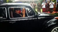 WAGUB Cok Ace dengan mobil VW Kodok kesayangannya. Foto: alt WAGUB Cok Ace dengan mobil VW Kodok kesayangannya. Foto: alt