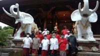 Foto: GUBERNUR Koster didampingi Bendesa Agung, Sekda Bali, Kadis Pemajuan Desa Adat, dan Majelis Madya Desa Adat Kabupaten/Kota berfoto bersama seusai penyerahan pararem di Gedung Gajah Jayasabha. Foto: alt Foto: GUBERNUR Koster didampingi Bendesa Agung, Sekda Bali, Kadis Pemajuan Desa Adat, dan Majelis Madya Desa Adat Kabupaten/Kota berfoto bersama seusai penyerahan pararem di Gedung Gajah Jayasabha. Foto: alt