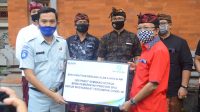 POSBALI/IST Gubernur Koster saat menerima sumbangan dari Jasa Raharja Bali. POSBALI/IST Gubernur Koster saat menerima sumbangan dari Jasa Raharja Bali.