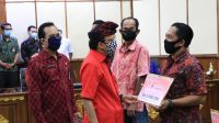 GUBERNUR Bali Wayan Koster didampingi Kadis Koperasi Mardiana saat menyerahkan bantuan stimulus ekonomi di sektor informal Usaha Kecil dan Menengah (UKM), Usaha Mikro Kecil Menengah (UMKM) dan Industri Kecil Menengah (IKM). Foto: ist GUBERNUR Bali Wayan Koster didampingi Kadis Koperasi Mardiana saat menyerahkan bantuan stimulus ekonomi di sektor informal Usaha Kecil dan Menengah (UKM), Usaha Mikro Kecil Menengah (UMKM) dan Industri Kecil Menengah (IKM). Foto: ist