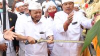 koster upacara di besakih GUBERNUR I Wayan Koster menusukkan keris dalam ritual nuwek bagia pula kerti sebagai rangkaian upacara pemahayu jagat di Pura Besakih, Minggu (5/7/2020). Upacara ini untuk memohon anugerah terkait penerapan tatanan kehidupan era baru masyarakat Bali yang produktif dan aman Covid-19. Foto: Ist