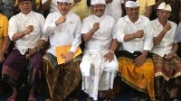 kutha parwata di golkar NGAKAN Kutha Parwata (kanan) bersama Made Subrata di sebelahnya foto bersama pengurus DPD Partai Golkar Bali usai “melamar” menjadi bakal calon di Pilkada Bangli, 28 Oktober 2019 lalu. Saat itu dia masih berstatus sebagai kader PDIP Bangli. Foto: gus hendra