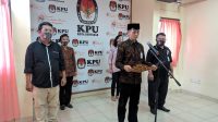 pelantikan PPDP Denpasar KETUA KPU Denpasar, I Wayan Arsajaya, membacakan sumpah/janji dan melantik 1.202 PPDP untuk Pilkada Denpasar 2020 secara virtual di kantor KPU Denpasar, Rabu (15/7/2020). Foto: Ist