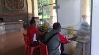 rapid test di badung JAJARAN badan ad hoc KPU Badung bersama Bawaslu Badung saat mengikuti tes cepat Covid-19 di Puspem Badung pada awal Juli lalu. Jajaran Bawaslu ikut tes cepat karena akan mengawasi tahapan Pilkada 2020 di lapangan dengan bertemu masyarakat langsung. Foto: Ist
