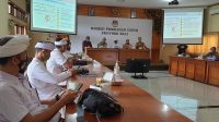 20200803_144903 RAPAT KPU Bali Bersama Bappenas di aula KPU Bali, Senin (3/8/2020). Bali akan diusulkan menjadi proyek percontohan untuk menggunakan rekapitulasi elektronik atau E-Rekap seperti digagas Ketua KPU Bali, I Dewa Agung Gede Lidartawan. Foto: gus Hendra