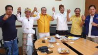 20200821_131402 NGURAH Ambara (tiga kanan) dan Bagus Kertanegara (dua kiri) bersama Sugawa Korry dan pengurus partai koalisi usai rapat finalisasi paslon untuk Pilkada Denpasar 2020, Jumat (21/8/2020). Foto: gus hendra