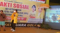 20200821_193453 YANTI Isfandiari Airlangga mengiringi ibu tukang suwun yang bernyanyi “Putri Cening Ayu” di panggung. Meski nada dan lafalnya kurang jelas, ibu itu tetap mendapat hadiah uang. Foto: gus hendra