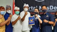 20200824_104754 KETUA DPW Partai Nasdem Bali, Yulie Sutrisno Laiskodat, menyerahkan SK rekomendasi kepada IGN Agung Diatmika- Wayan Muntra sebagai bakal calon di Pilkada Badung 2020, Senin (24/8). Foto: surnantama
