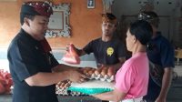 I Nyoman Kandel menyerahkan bantuan sembako untuk kaum difabel. Foto: adi I Nyoman Kandel menyerahkan bantuan sembako untuk kaum difabel. Foto: adi