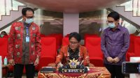 BUPATI Giri Prasta didampingi Wabup Suiasa; Sekda Adi Arnawa, saat penandatanganan kesepakatan induk pembangunan jalan lingkar selatan dengan Kementerian Keuangan secara virtual, Senin (10/8). Foto: ist BUPATI Giri Prasta didampingi Wabup Suiasa; Sekda Adi Arnawa, saat penandatanganan kesepakatan induk pembangunan jalan lingkar selatan dengan Kementerian Keuangan secara virtual, Senin (10/8). Foto: ist