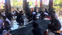 Foto: ist/ proses pembuatan layang-layang celepux di balai banjar Ubung Jimbaran Foto: ist/ proses pembuatan layang-layang celepux di balai banjar Ubung Jimbaran
