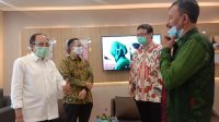 POSBALI/ALT Kadis Kesehatan Suarjaya didampingi Kadis Pariwisata Putu Astawa tampak berbincang dengan CEO Morula Indonesia, dr. Ivan R. Sini di Morula Lounge RSBM. POSBALI/ALT Kadis Kesehatan Suarjaya didampingi Kadis Pariwisata Putu Astawa tampak berbincang dengan CEO Morula Indonesia, dr. Ivan R. Sini di Morula Lounge RSBM.