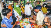 Foto : Pasangan Selly - Manan saat diskusi santai dengan sejumlah anak anak di Kota Mataram. Foto : Pasangan Selly - Manan saat diskusi santai dengan sejumlah anak anak di Kota Mataram.