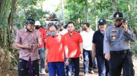 Foto: ARAK KOSTER GUBERNUR Bali, Wayan Koster, saat di Karangasem meninjau perajin arak. Foto: ist Foto: ARAK KOSTER GUBERNUR Bali, Wayan Koster, saat di Karangasem meninjau perajin arak. Foto: ist