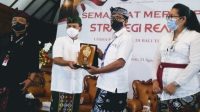 Foto: BANK BPD BALI DIREKTUR Utama Bank BPD Bali, I Nyoman Sudharma, menyerahkan cenderamata kepada salah satu narasumber webinar. Foto: ist Foto: BANK BPD BALI DIREKTUR Utama Bank BPD Bali, I Nyoman Sudharma, menyerahkan cenderamata kepada salah satu narasumber webinar. Foto: ist