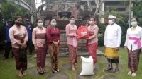 Foto: BANTUAN KETUA TP PKK Kabupaten Gianyar, Surya Adnyani Mahayastra, menyerahkan bantuan tahap II. Foto: adi Foto: BANTUAN KETUA TP PKK Kabupaten Gianyar, Surya Adnyani Mahayastra, menyerahkan bantuan tahap II. Foto: adi